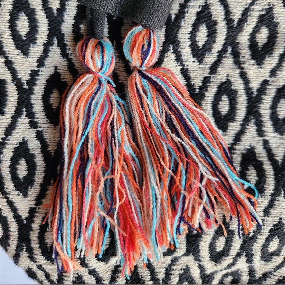 Drawstring Tassel Bag from Buckhead Betties Durry Black / Cream DDB-04025 NWT - Picture 5 of 11